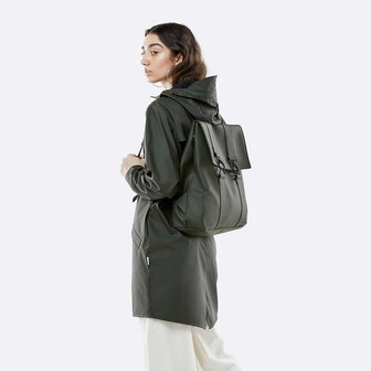 Rains MSN Bag Green model vrouw