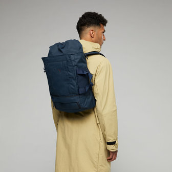Pinqponq Blok Medium Backpack Slate Blue model man rugzak