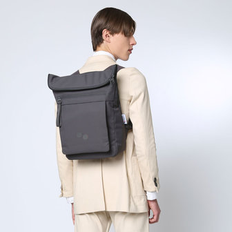 Pinqponq Klak&nbsp;Backpack Deep Anthra model man rug