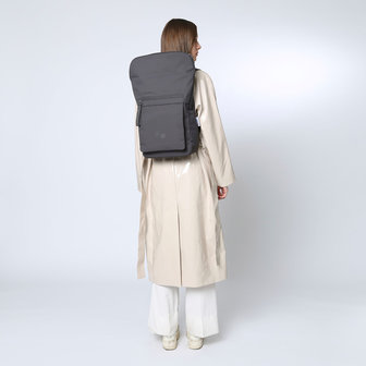 Pinqponq Klak&nbsp;Backpack Deep Anthra model vrouw rug