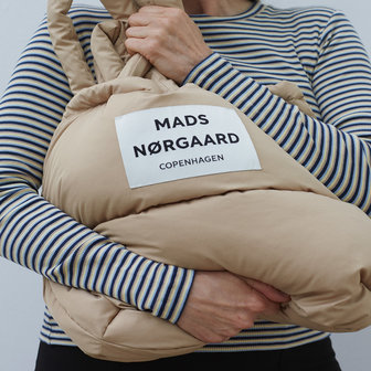 Mads Norgaard Duvet Dream Pillow Warm Beige model vrouw