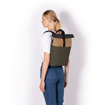 Ucon Acrobatics Lotus Hajo Mini Backpack Olive/Almond model vrouw achterkant