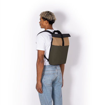 Ucon Acrobatics Lotus Hajo Mini Backpack Olive/Almond model man achterkant