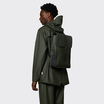 Rains Backpack Mini Green model man achterkant