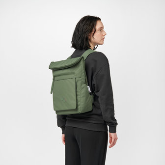 Pinqponq Klak Backpack Forester Olive model vrouw rug achterkant