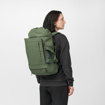 Pinqponq Blok Medium Backpack Forester Olive model vrouw achterkant