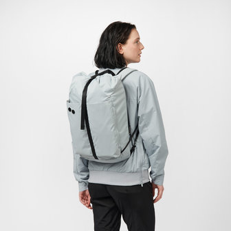 Pinqponq Dukek Backpack Pure Grey model vrouw achterkant