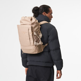 Pinqponq Blok Medium Backpack Caramel Khaki model man achterkant