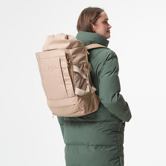 Pinqponq Blok Medium Backpack Caramel Khaki model vrouw achterkant