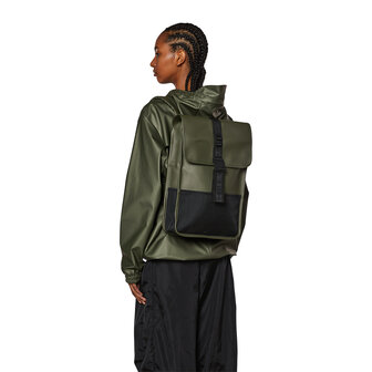 Rains Trail Backpack Mini Evergreen model vrouw