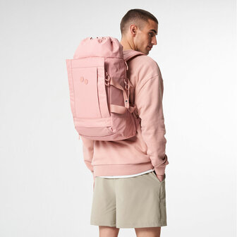 Pinqponq Blok Medium Backpack Ash Pink model man achterkant