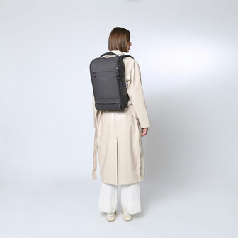 Pinqponq Cubik Medium Backpack Deep Anthra model vrouw