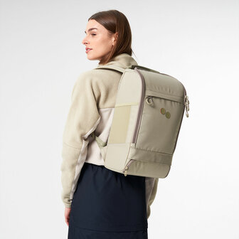 Pinqponq Cubik Medium Backpack Reed Olive model vrouw achterkant