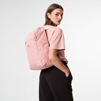 Pinqponq Purik Backpack Ash Pink model vrouw achterkant