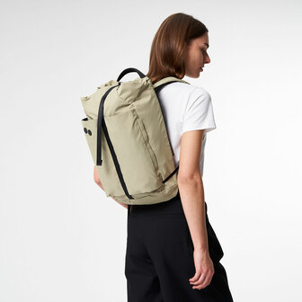 Pinqponq Dukek Backpack Pure Olive model vrouw achterkant