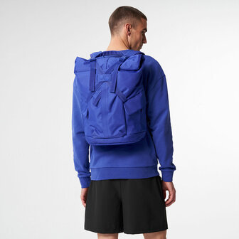 Pinqponq Kross Backpack Poppy Blue model man achterkant