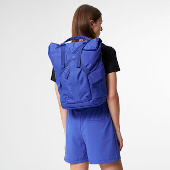 Pinqponq Kross Backpack Poppy Blue model vrouw achterkant