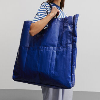 Mads Norgaard Laundrette Coma Bag Estate Blue model vrouw