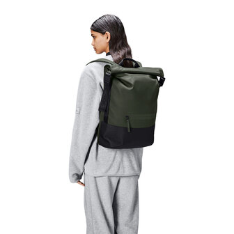 Rains Trail Rolltop Backpack Green model vrouw