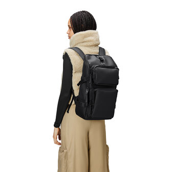 Rains Trail Cargo Backpack Black model vrouw