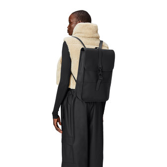 Rains Backpack Mini Black model vrouw