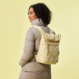 Pinqponq Klak Backpack Buttercream Yellow model vrouw
