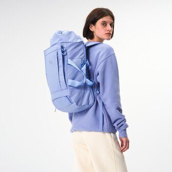 Pinqponq Blok Medium Backpack Pool Blue model vrouw