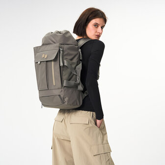 Pinqponq Blok Medium Backpack Construct Olive model vrouw