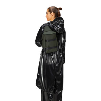 Rains Trail Sling Bag Green model vrouw