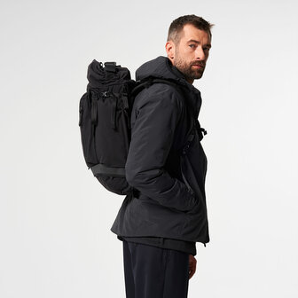 Pinqponq Komut Medium Backpack Solid Black model man zijkant
