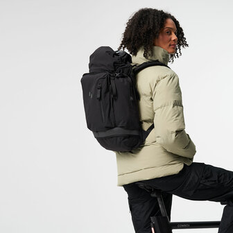 Pinqponq Komut Medium Backpack Solid Black model vrouw