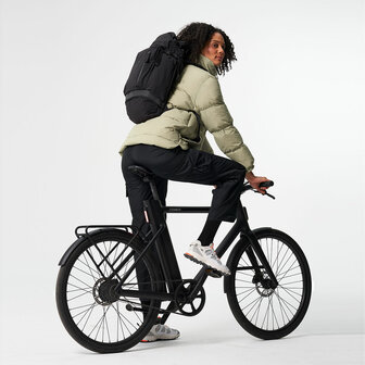 Pinqponq Komut Medium Backpack Solid Black model vrouw fiets