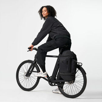 Pinqponq Komut Medium Bike Backpack Pure Black model vrouw fiets
