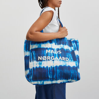 Mads Norgaard Recycled Boutique AOP Athene Bag Tie Dye Stripe AOP Merthyl Blue model vrouw