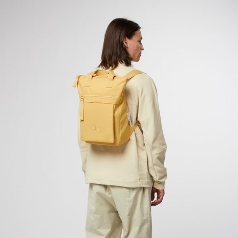 Pinqponq Tak/Fleks Straw Yellow model man achterkant