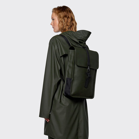 Rains Backpack Mini Green model vrouw achterkant