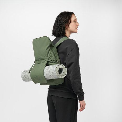 Pinqponq Klak Backpack Forester Olive model vrouw rug achterkant