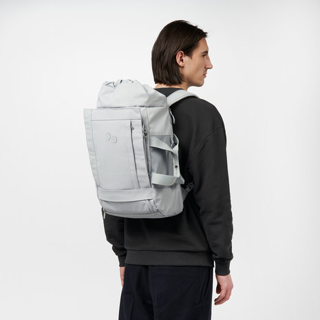 Pinqponq Blok Medium Backpack Iced Grey model man achterkant
