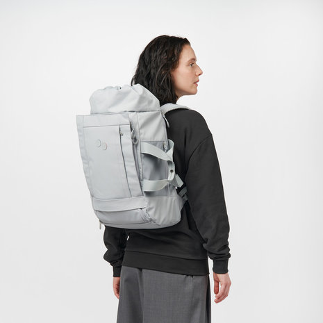 Pinqponq Blok Medium Backpack Iced Grey model vrouw achterkant