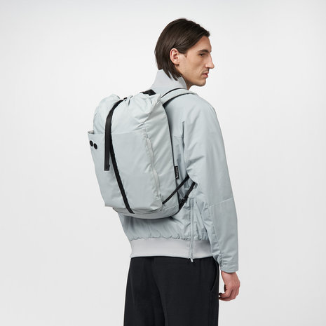Pinqponq Dukek Backpack Pure Grey model man achterkant