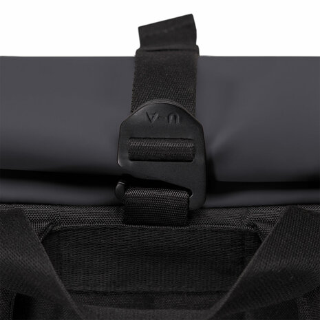 Ucon Acrobatics Lotus Vito Medium Backpack Black sluiting