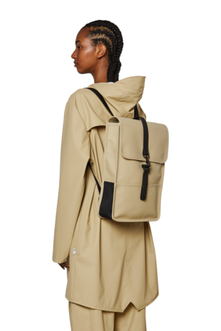 Rains Backpack Mini Sand model vrouw