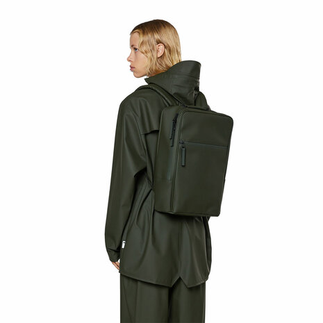 Rains Book Backpack Green model vrouw