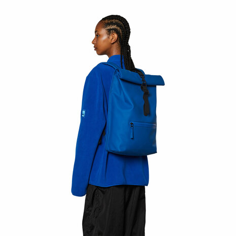 Rains Roll Top Backpack Waves model vrouw