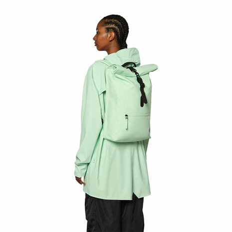Rains Roll Top Backpack Mineral model vrouw
