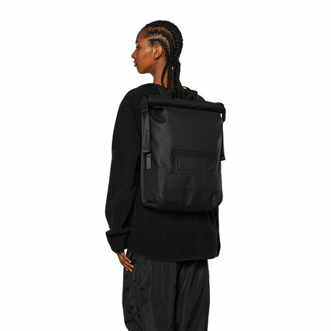 Rains Trail Rolltop Backpack Black model vrouw