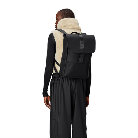 Rains Trail Backpack Mini Black model vrouw