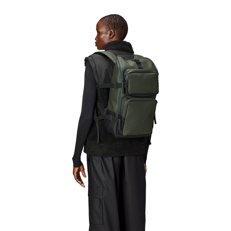 Rains Trail Cargo Backpack Green model vrouw