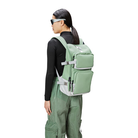 Rains Trail Cargo Backpack Haze model vrouw