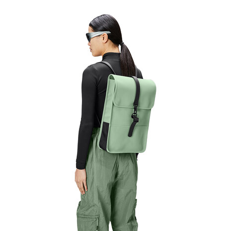 Rains Backpack Mini Haze model vrouw
